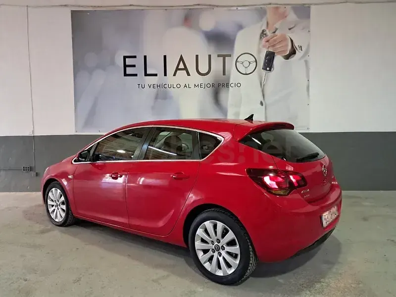 Usado Opel Astra Cosmo 110 CV (80 kW) 2011 Rojo Berlina