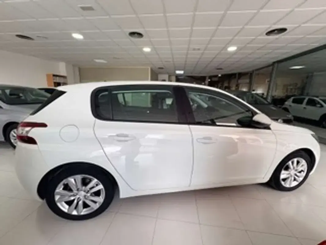 Usado Peugeot 308 Active 125 CV (91 kW) 2015 Blanco Utilitario