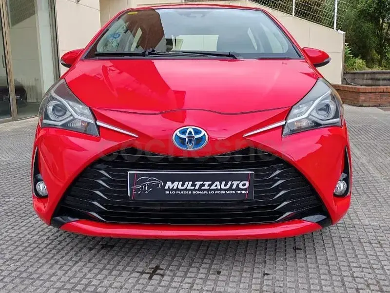 Usado Toyota Yaris Hybrid Active 100 CV (73 kW) 2018 Rojo Berlina
