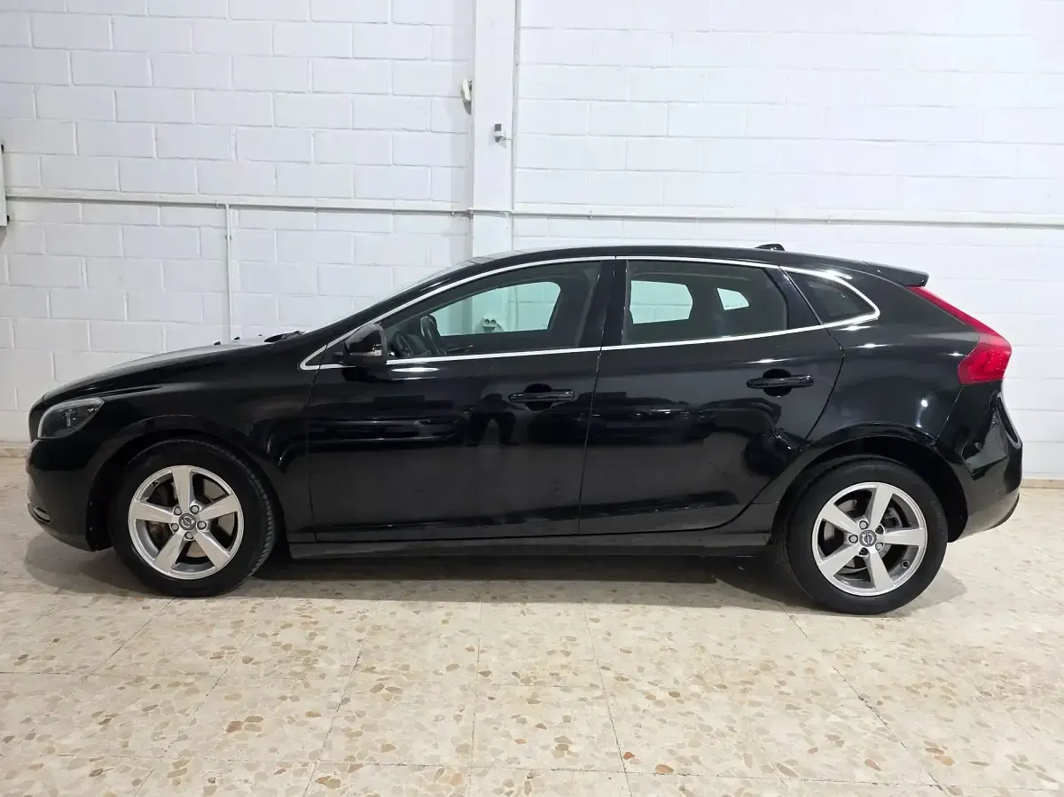 Usado Volvo V40 Momentum 120 CV (88 kW) 2015 Negro Utilitario
