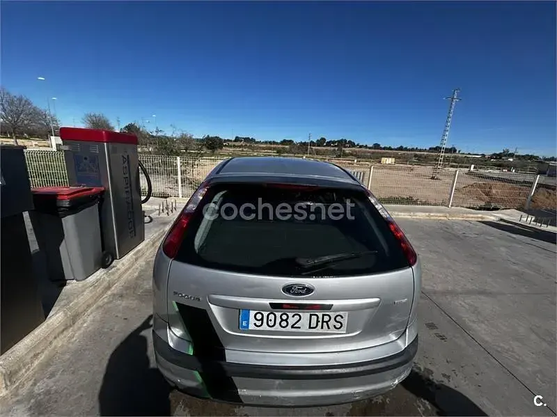 Usado Ford Focus Sport 109 CV (80 kW) 2005 Gris / plata Berlina