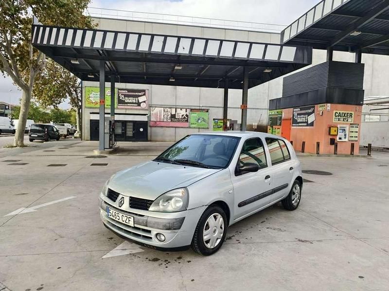 Plateado Usado 2004 Renault Clio II Authentique Utilitario | 2890 € (Precio justo) - Imagen 1/4