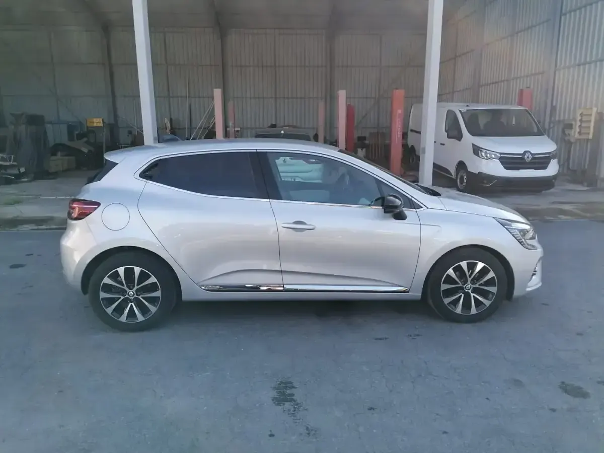 Usado Renault Clio V Techno 90 CV (66 kW) 2023 Gris Berlina