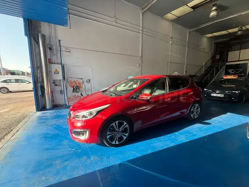 Usado Kia Ceed 120 CV (88 kW) 2016 Granate Utilitario