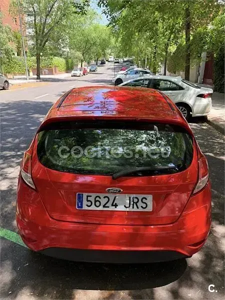 Usado Ford Fiesta Trend 82 CV (60 kW) 2016 Rojo Utilitario