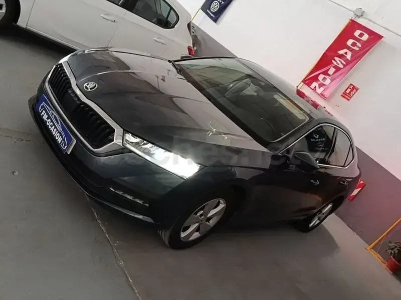 Usado Skoda Octavia Ambition 115 CV (84 kW) 2021 Gris / plata Berlina