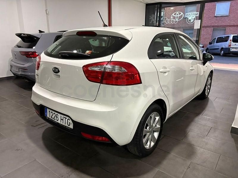Usado Kia Rio 85 CV (62 kW) 2013 Blanco Berlina