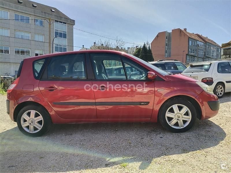 Usado Renault Scénic II Dynamique 120 CV (88 kW) 2005 Rojo Monovolumen