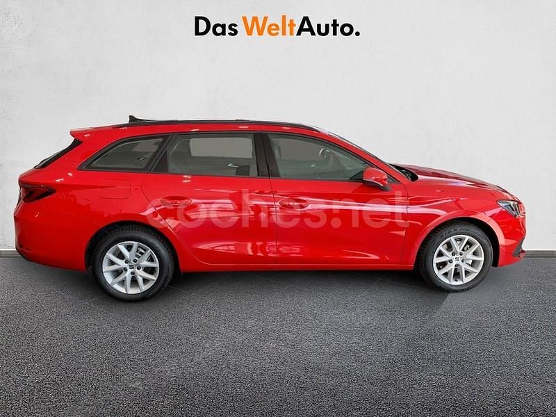 Usado Seat Leon Style 110 CV (80 kW) 2022 Rojo Familiar