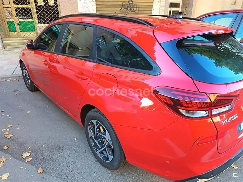 Usado Hyundai i30 120 CV (88 kW) 2024 Rojo Familiar