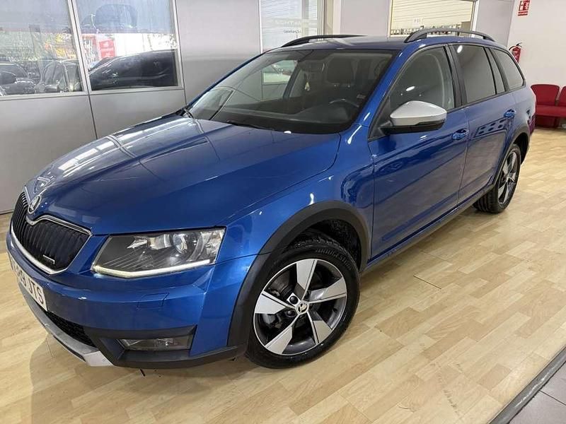 Azul Usado 2016 Skoda Octavia SUV | 12.500 € (Buen precio) - Imagen 1/4