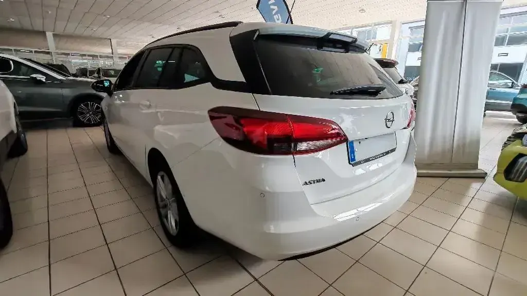 Usado Opel Astra Elegance 122 CV (89 kW) 2020 Blanco Familiar