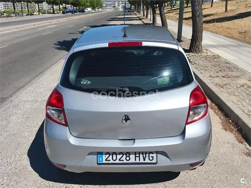 Usado Renault Clio III Collection 75 CV (55 kW) 2014 Gris / plata Berlina