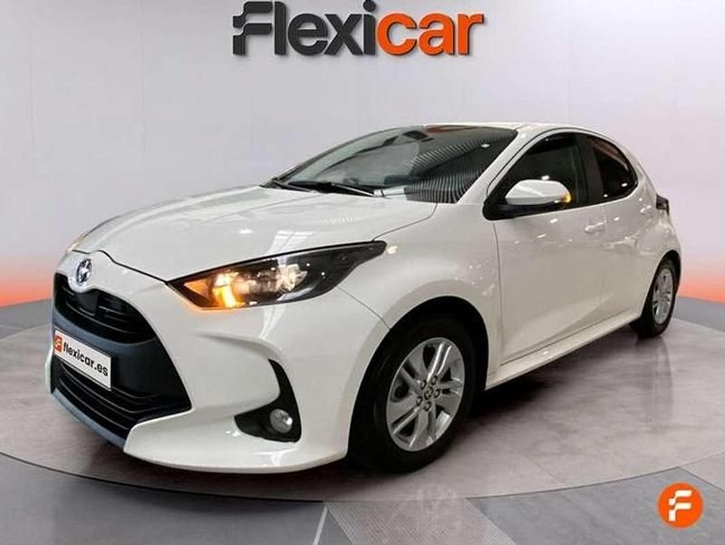 Usado Toyota Yaris Hybrid Business Edition 116 CV (85 kW) 2022 Blanco Utilitario