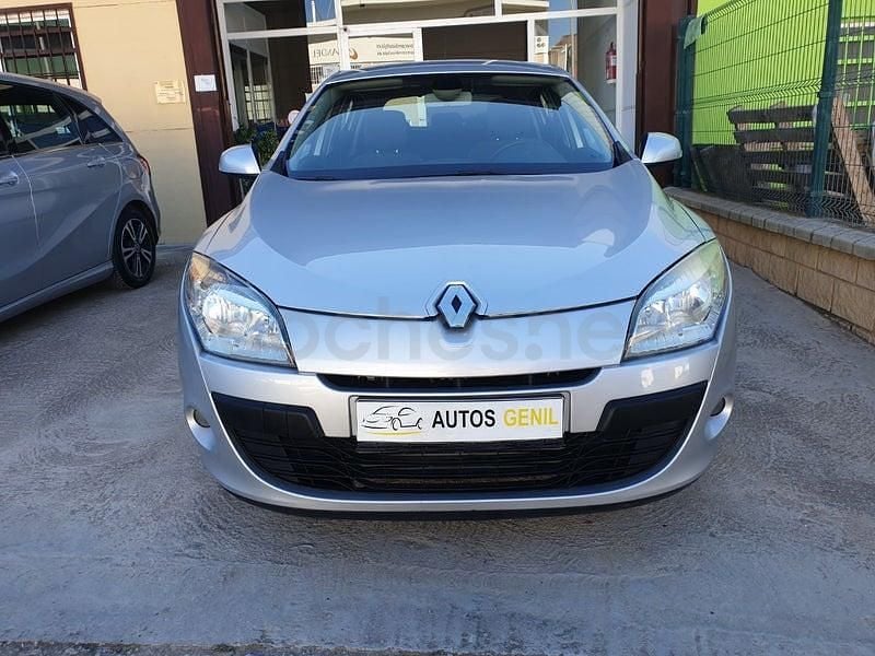 Usado Renault Mégane Dynamique 110 CV (80 kW) 2010 Gris / plata Berlina