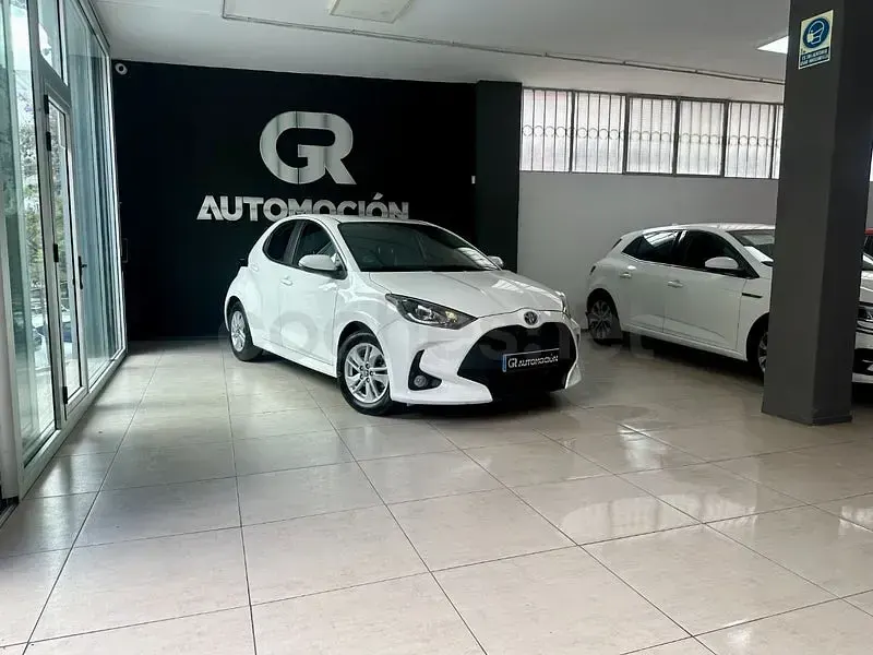 Usado Toyota Yaris Hybrid Style 116 CV (85 kW) 2023 Blanco Berlina