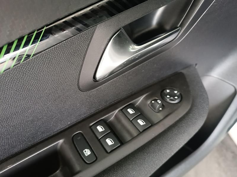 Usado Peugeot 208 Active 100 CV (73 kW) 2024 Blanco Utilitario