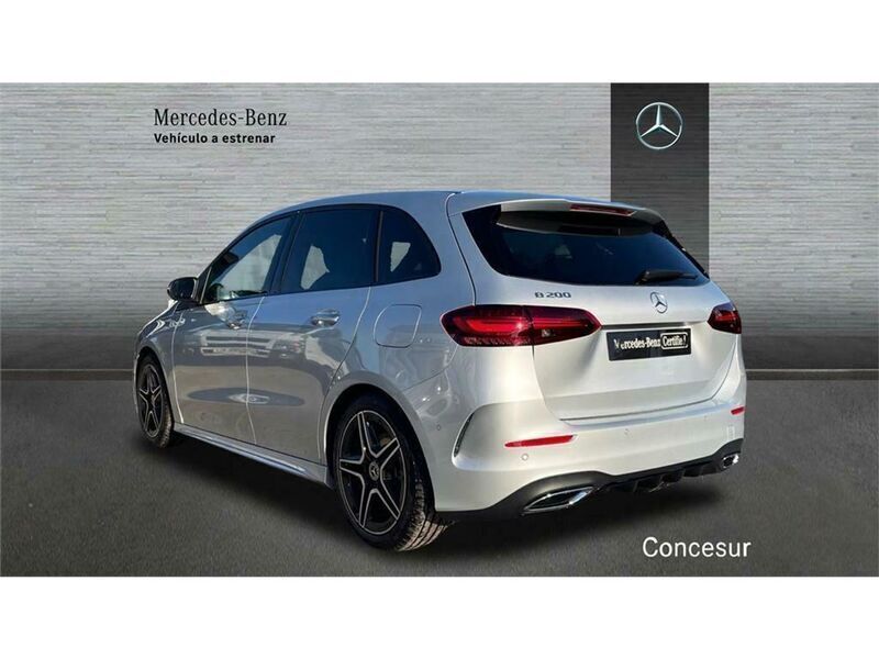 Usado Mercedes B200 AMG line 163 CV (119 kW) 2024 Gris Monovolumen