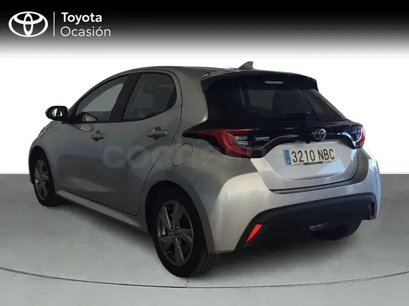 Usado Toyota Yaris Hybrid Active 116 CV (85 kW) 2025 Gris / plata Berlina