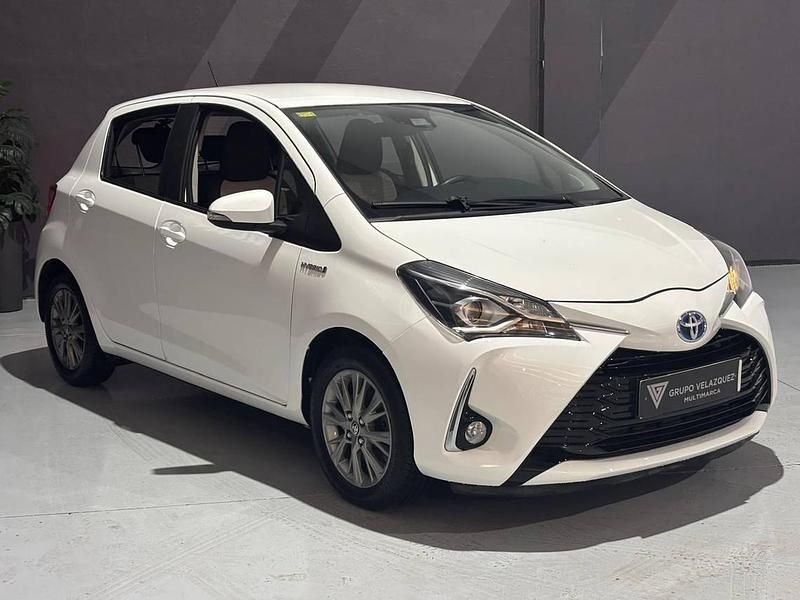 Usado Toyota Yaris Hybrid Active 100 CV (73 kW) 2020 Blanco Berlina