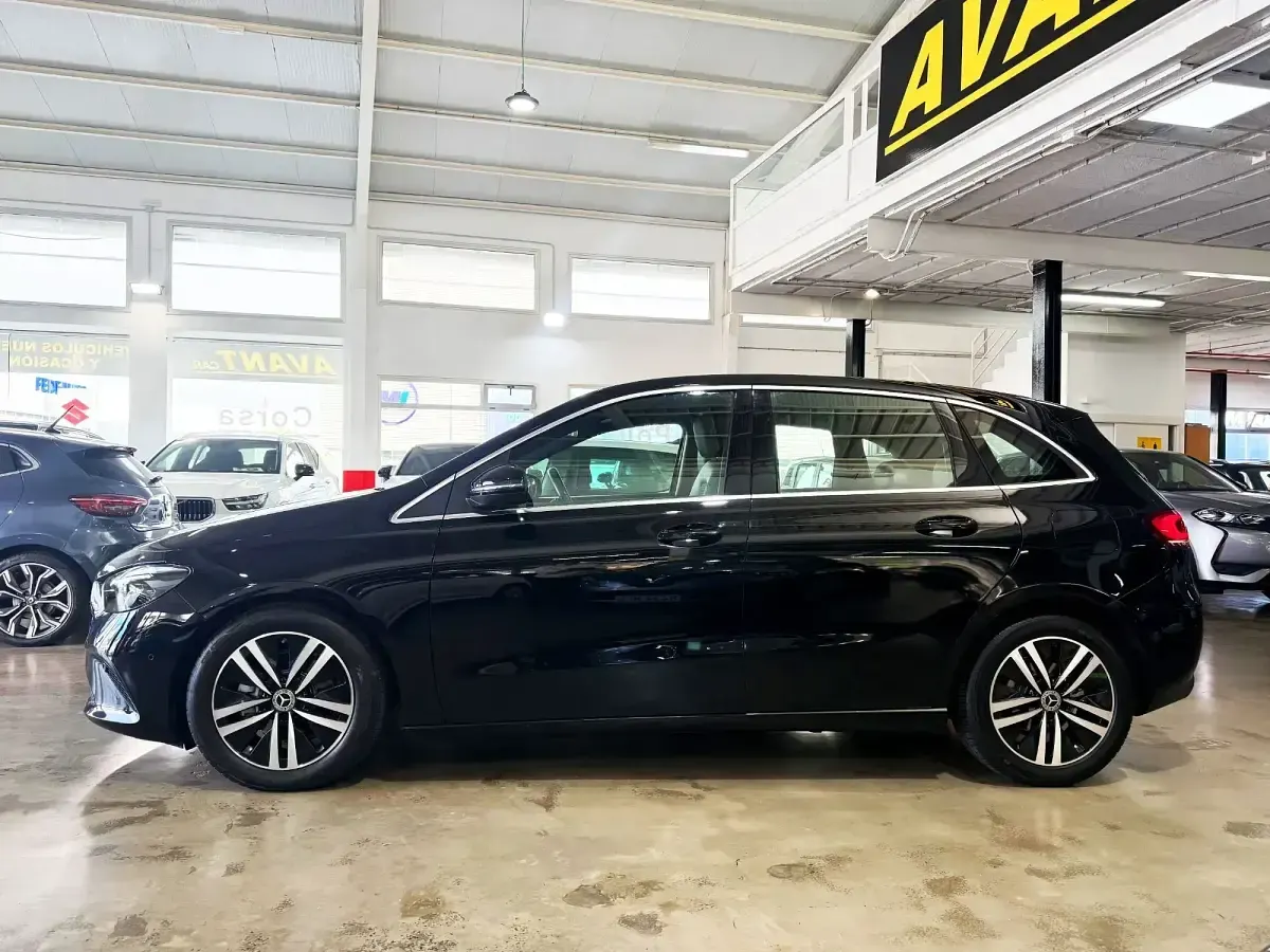 Usado Mercedes B200 150 HP (110 kW) 2022 Preto Monovolume