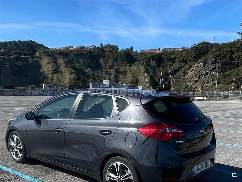 Usado Kia Ceed GT 136 CV (100 kW) 2016 Gris / plata Berlina