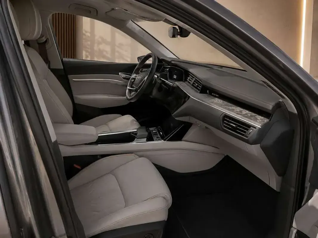 Usado Audi e-tron 300 kW (408 CV) 2019 Gris SUV