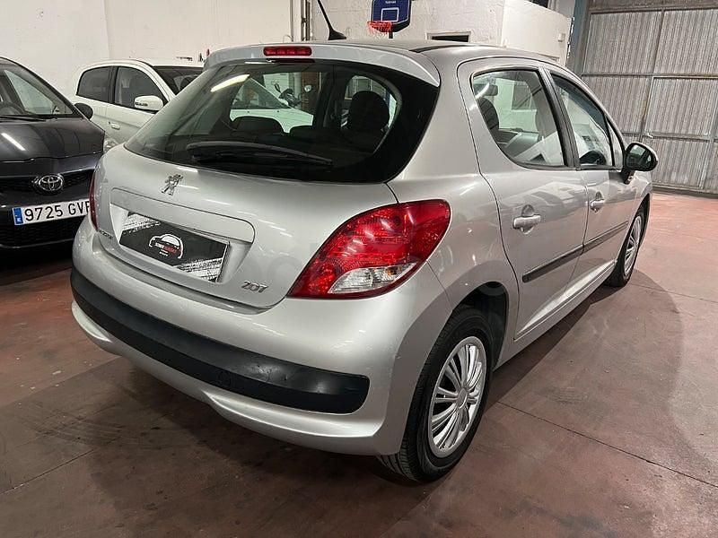 Usado Peugeot 207 75 CV (55 kW) 2010 Gris / plata Berlina