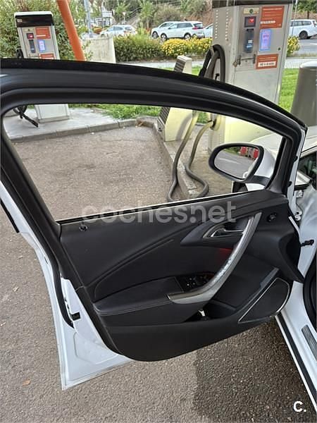 Używany Opel Astra Selective 110 KM (80 kW) 2011 Biały Sedan/Limuzyna