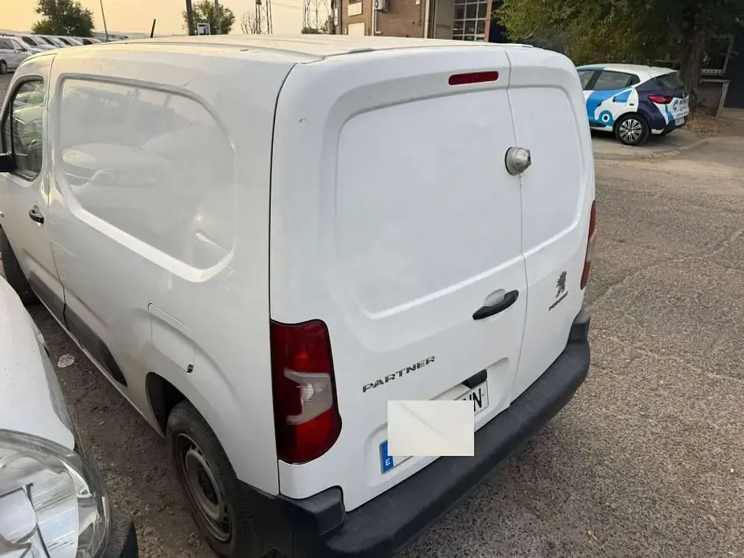 Usado Peugeot Partner Premium 102 CV (75 kW) 2021 Blanco Monovolumen