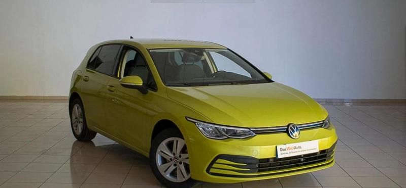 Usado VW Golf VIII Life 131 CV (96 kW) 2020 Verde lima Berlina