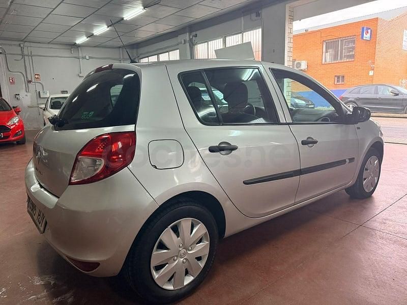 Usado Renault Clio IV 75 CV (55 kW) 2012 Gris / plata Berlina