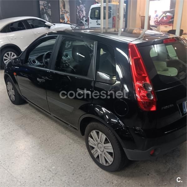 Negro Usado 2008 Ford Fiesta Ambiente Utilitario | 3300 € (Buen precio) - Imagen 1/4