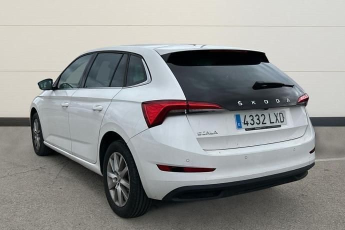 Usado Skoda Scala 95 CV (69 kW) 2022 Blanco Utilitario
