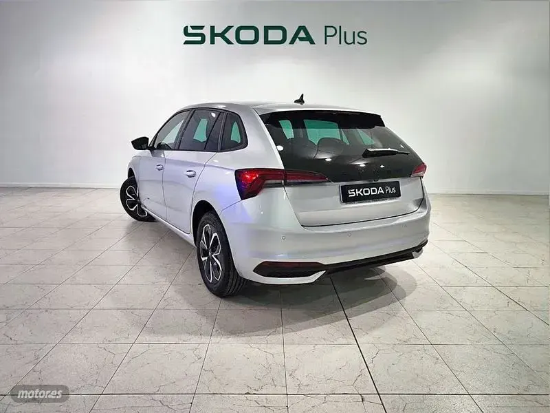 Usado Skoda Scala Selection 115 CV (84 kW) 2025 Gris / plateado Utilitario
