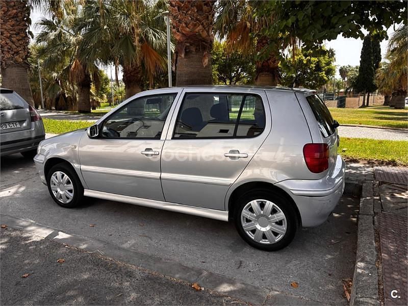 Usado VW Polo 60 CV (44 kW) 2000 Gris / plata Berlina