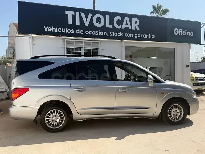 Usado SsangYong Rodius 165 CV (121 kW) 2012 Gris / plata Monovolumen