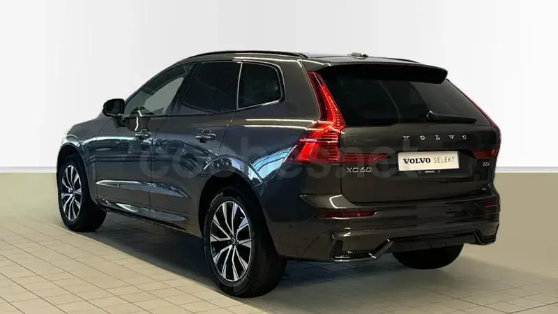 Usado Volvo XC60 Plus 250 CV (183 kW) 2025 Gris / plata SUV