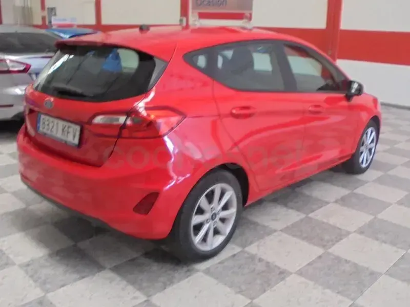 Usado Ford Fiesta Trend 85 CV (62 kW) 2017 Rojo Utilitario