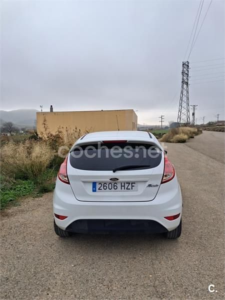 Usado Ford Fiesta Trend 82 CV (60 kW) 2014 Blanco Berlina