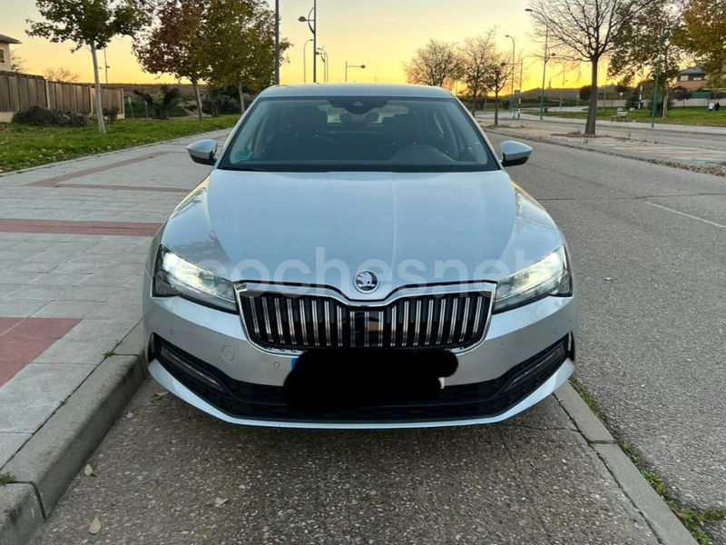 Gris / plata Usado 2021 Skoda Superb SportLine Berlina | 18.999 € (Precio justo) - Imagen 1/4