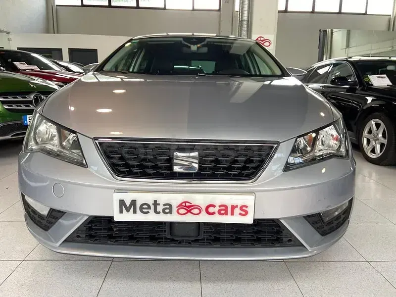 Usado Seat Leon Style 116 CV (85 kW) 2019 Gris / plata Berlina