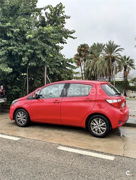 Usado Toyota Yaris Active 69 CV (50 kW) 2019 Rojo Berlina