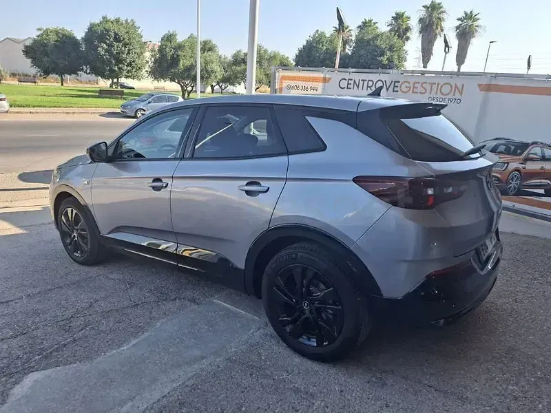 Usado Opel Grandland X 130 CV (95 kW) 2023 Gris / plata SUV