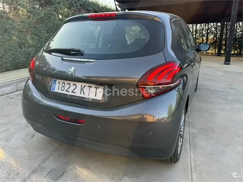 Usado Peugeot 208 Signature Sky 82 CV (60 kW) 2019 Gris / plata Utilitario