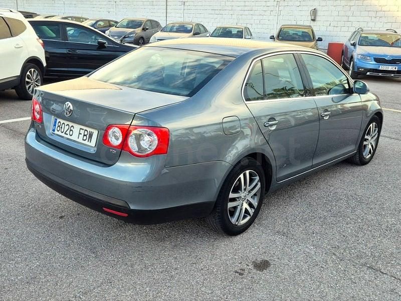 Usado VW Jetta Advance 105 CV (77 kW) 2006 Gris / plata Berlina