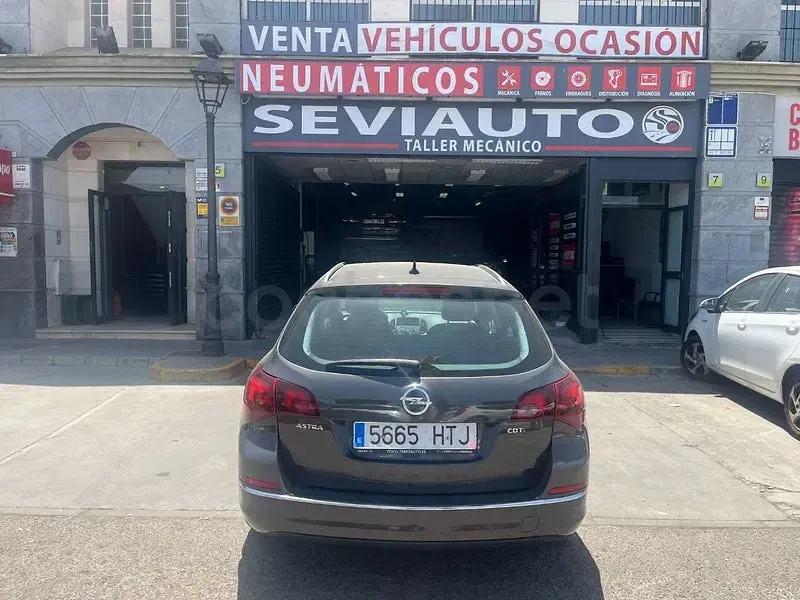 Usado Opel Astra Excellence 110 CV (80 kW) 2013 Marrón Familiar