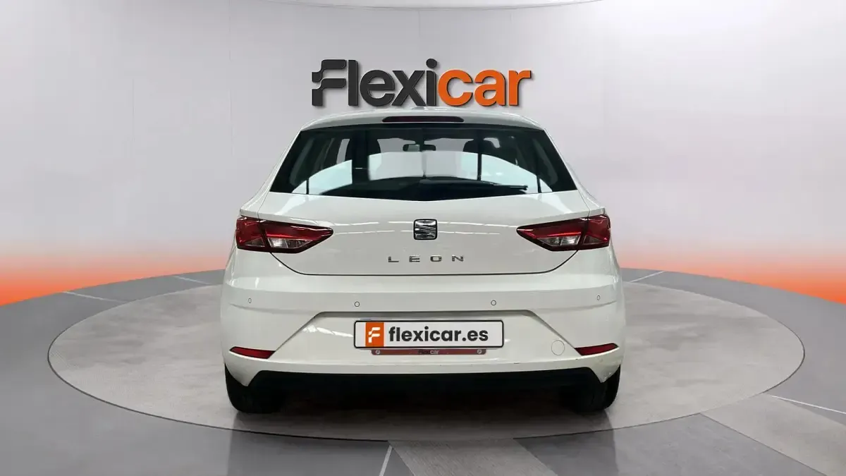 Usado Seat Leon Style 110 CV (80 kW) 2018 Blanco Berlina