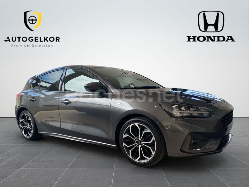 Gris / plata Usado 2019 Ford Focus ST-Line Berlina | 16.490 € (Un poco caro) - Imagen 1/4