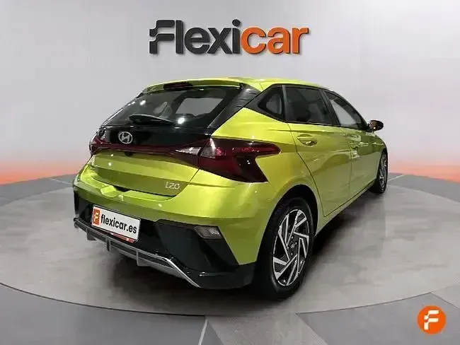 Usado Hyundai i20 100 CV (73 kW) 2024 Verde Utilitario
